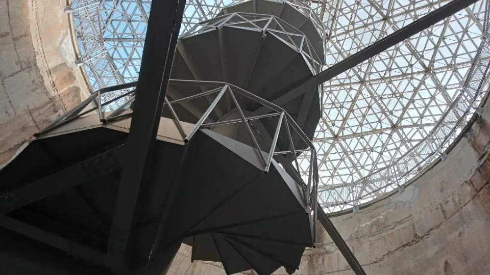 大分県佐伯市にある丹賀砲台跡のらせん階段とドーム屋根