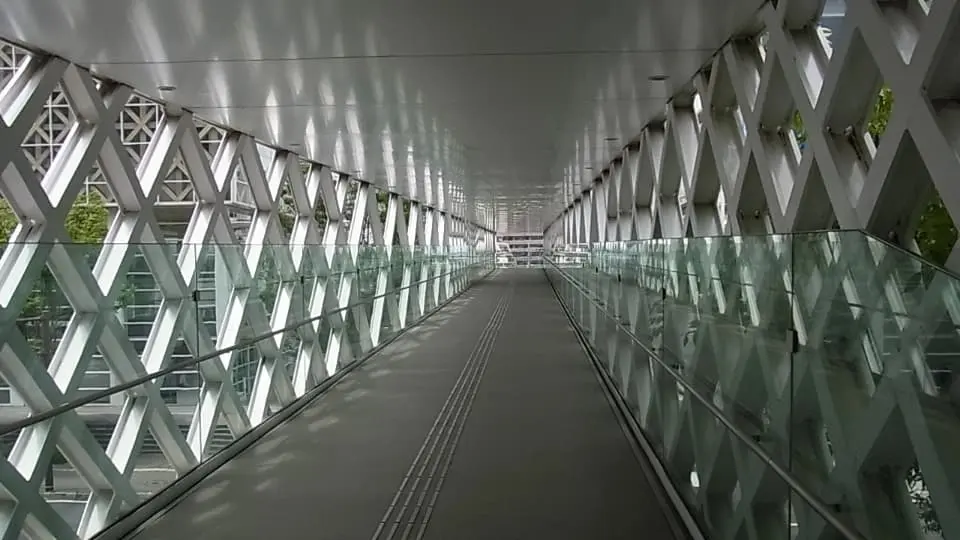 商店街から大分県立美術館（OPAM）へ行く途中の陸橋内部