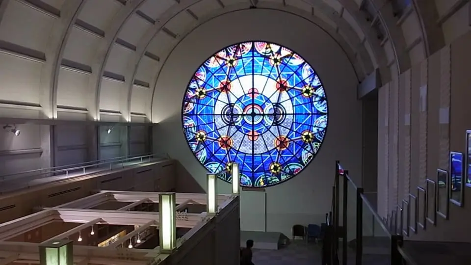 福岡県の北九州市立図書館のバラ窓