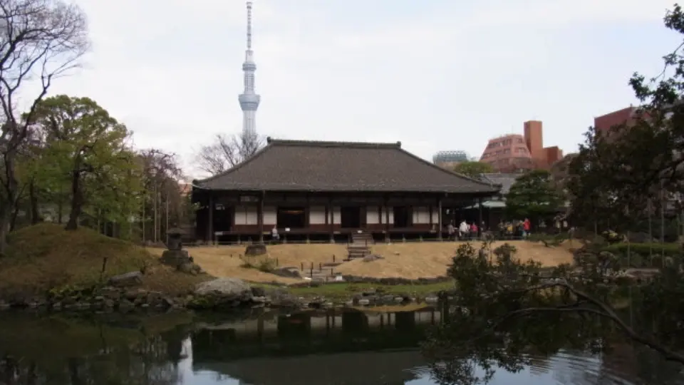 東京都浅草にある伝法院とスカイツリー