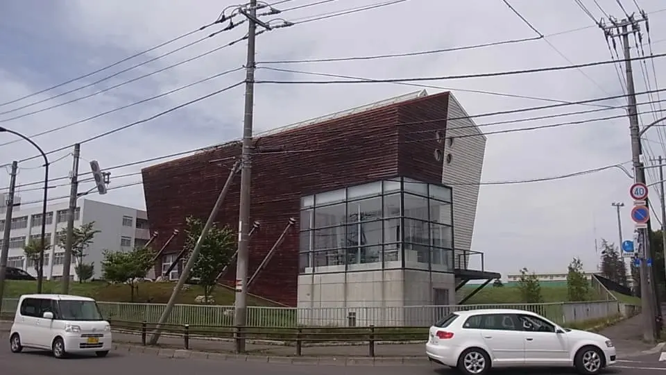 北海道立釧路湖陵高等学校にある船のような同窓会館