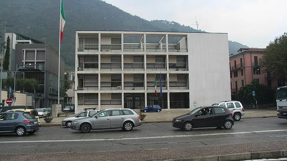 イタリア コモ湖のほとりにあるカサ・デル・ファッショ