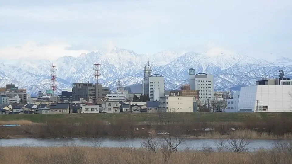 富山市の市街地から見る立山連峰