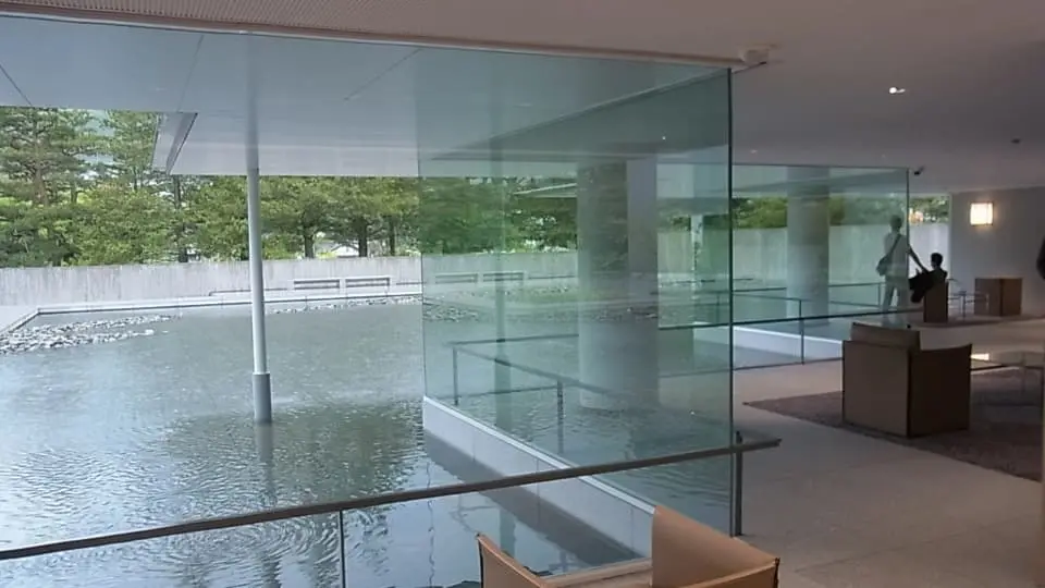 長野県立美術館東山魁夷館の休憩スペース