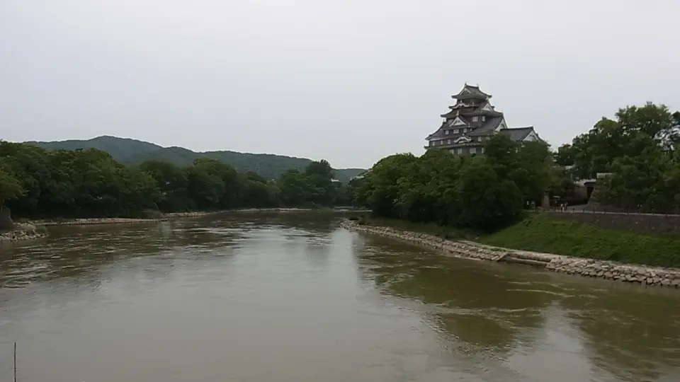 岡山市の旭川にかかる月見橋から望む岡山城